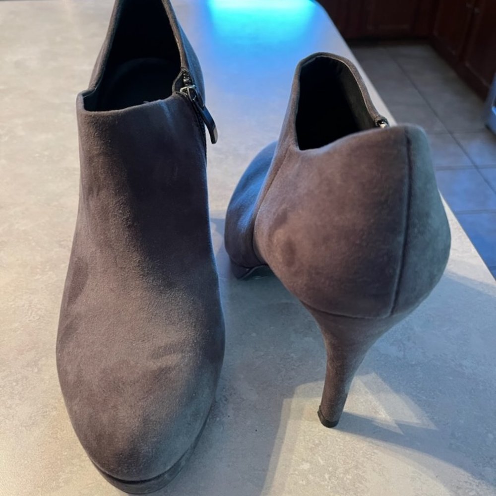 Liz Claiborne Size 10 Gray Shootie
